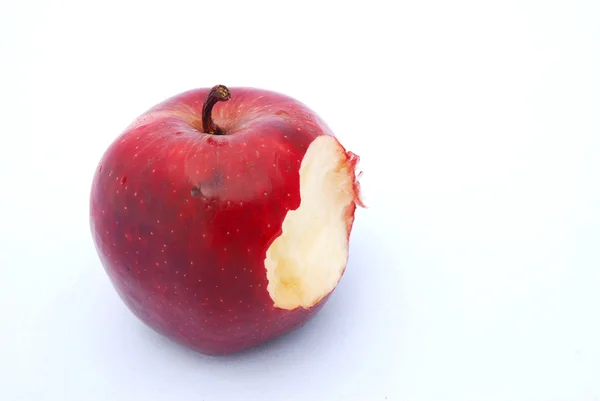 Czerwone jabłko ugryźć — Zdjęcie stockowe