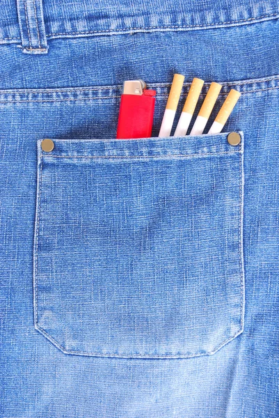 Сигареты в кармане — стоковое фото