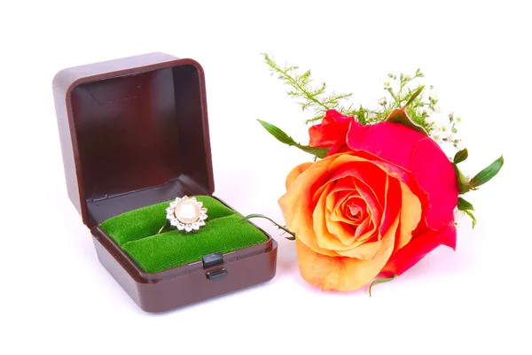 빨간 장미와 반지 — 스톡 사진