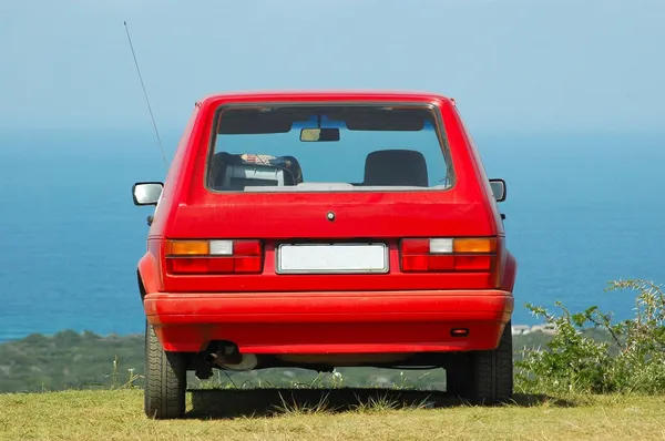 Egy Kis Piros Autó Citi Golf Transzfer Állt Füves Kültéri — Stock Fotó