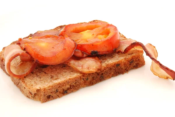 Slaninou a rajčaty na chleba — Stock fotografie