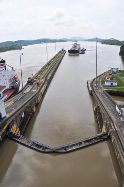 eneter panama kanal kilit için bekleyen gemi