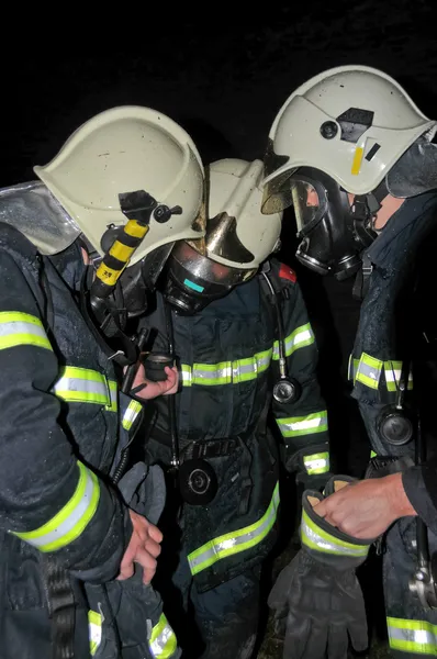 Firemen in respirators — Stock Photo, Image