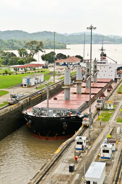 Корабль вошёл в Панамский канал — стоковое фото