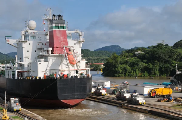El barco pasa por las esclusas del Canal de Panamá — Foto de Stock