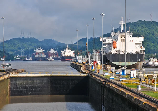 Ship passes through the Panama Channel Locks — Stock Photo, Image