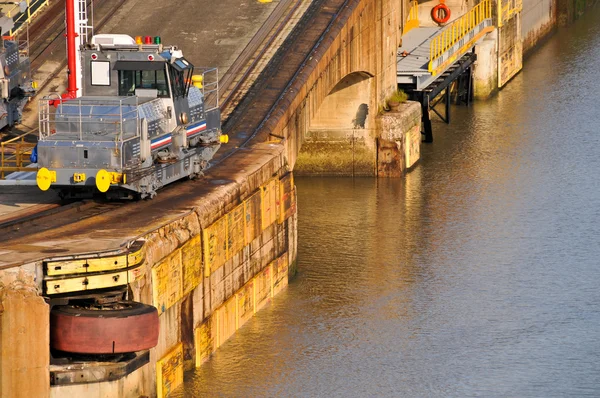 Локомотив в шлюзе Панамского канала — стоковое фото