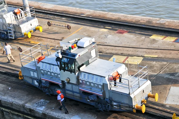 労働者はパナマ チャネル loc の機関車にケーブルを接続します。 — ストック写真