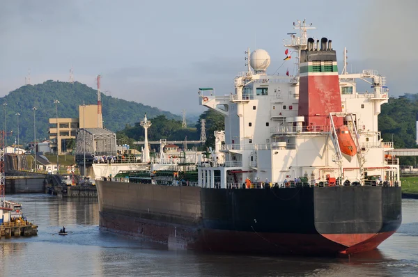 Embarcación entra en el Canal de Panamá —  Fotos de Stock