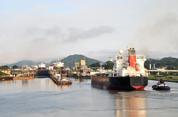 Statek wchodzi do śluzy Kanału Panamskiego — Zdjęcie stockowe