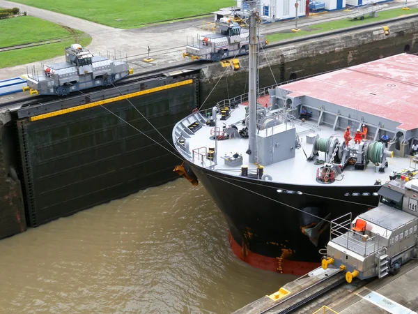 Het schip in de panama kanaal sluis — Stockfoto