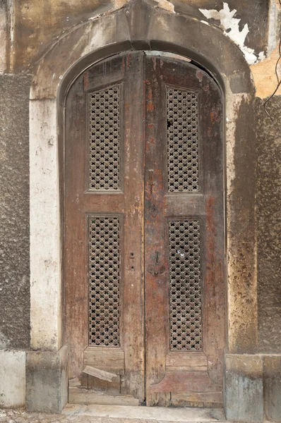 Puerta vieja en lisbon —  Fotos de Stock