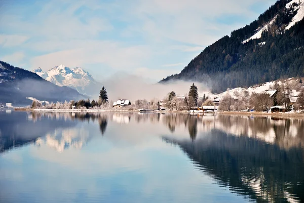 Fjällsjö i Alperna med natursköna reflektion — Stockfoto