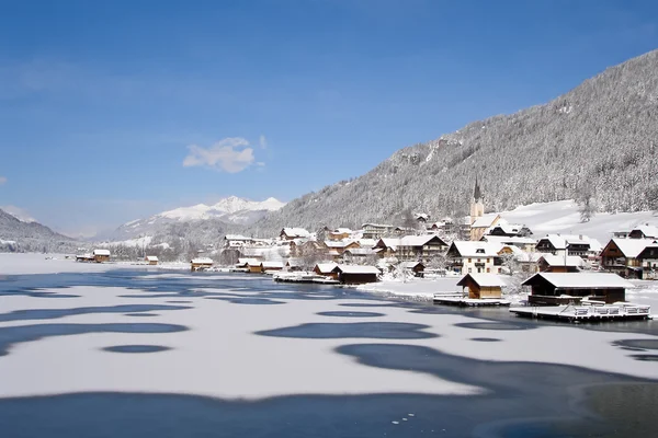 Alpejskie jezioro w marcu — Zdjęcie stockowe
