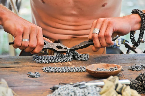 Chain-mail maker — Stock Photo, Image