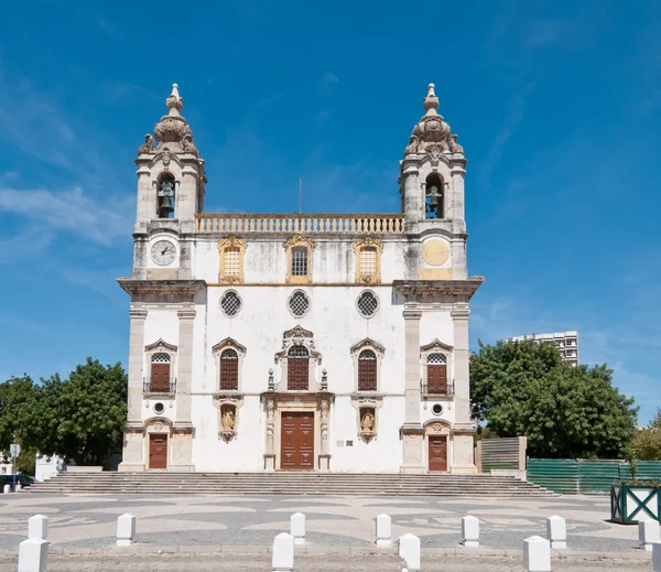 Церква з двома дзвіницями — стокове фото