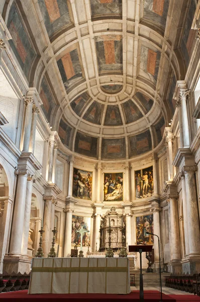 Altaret i en katedral — Stockfoto