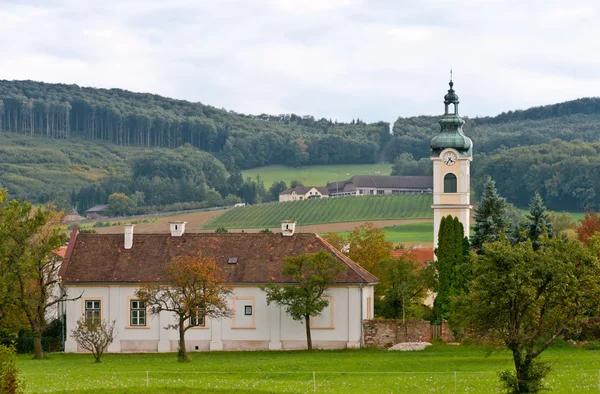 Kerk in Oostenrijks dorpje — Stockfoto