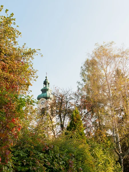 Church in Austrian village in autumn — Stock Photo, Image