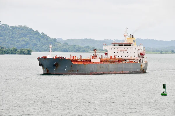 Cargo ship in the Panama Channel — Stock Photo, Image