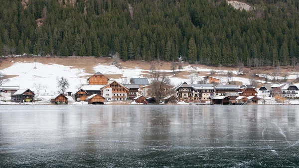 Dorf am zugefrorenen Bergsee — Stockfoto