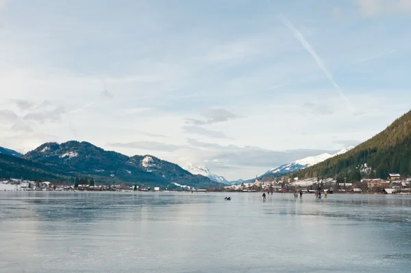 Bergsee wird zur Eisbahn — Stockfoto