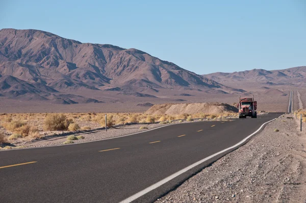 Rode vrachtwagen op de weg — Stockfoto