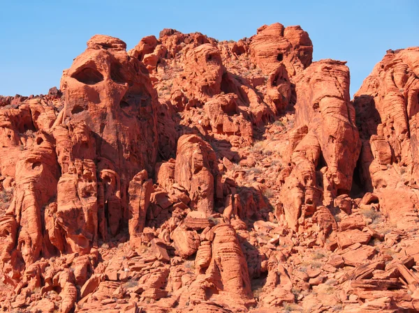 在山谷中的火红色岩石形成 — 图库照片