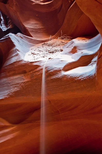 Stroom van zand in antelope canyon — Stockfoto