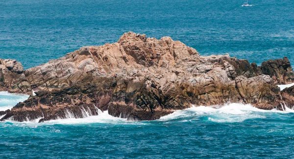 Ensam klippa i Stilla havet — Stockfoto