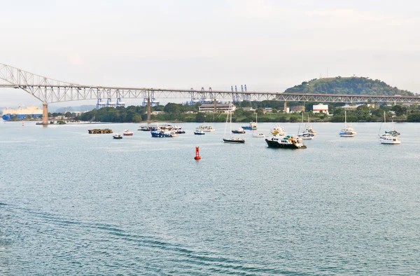 Малі кораблів чекають, щоб ввести Панамський канал — стокове фото