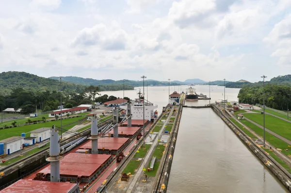 Nave esperando para eneter el bloqueo del Canal de Panamá — Foto de Stock