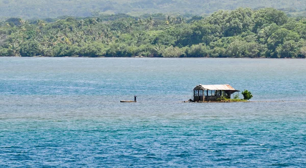 Casa solitaria en una pequeña isla —  Fotos de Stock