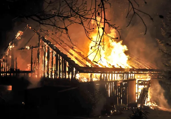 Hus i brand på nära håll — Stockfoto