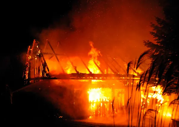 Haus in Flammen — Stockfoto