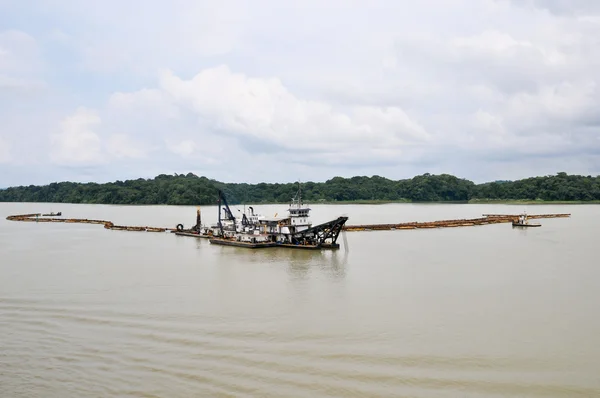挖泥船清除巴拿马运河 图库图片