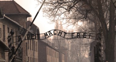 sepya ın Auschwitz işaret