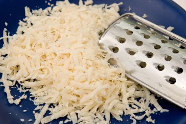 Mavi plaka üzerinde parmesan