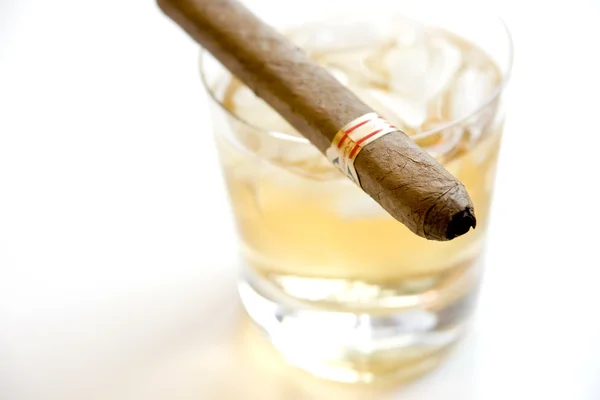 Cigarrer och whisky på klipporna — Stockfoto