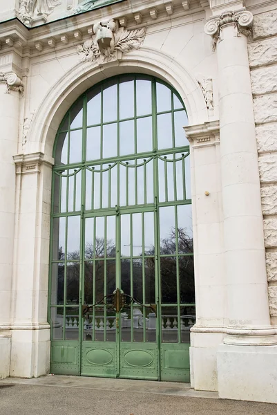 Stare drzwi zielony w Wiedniu — Zdjęcie stockowe