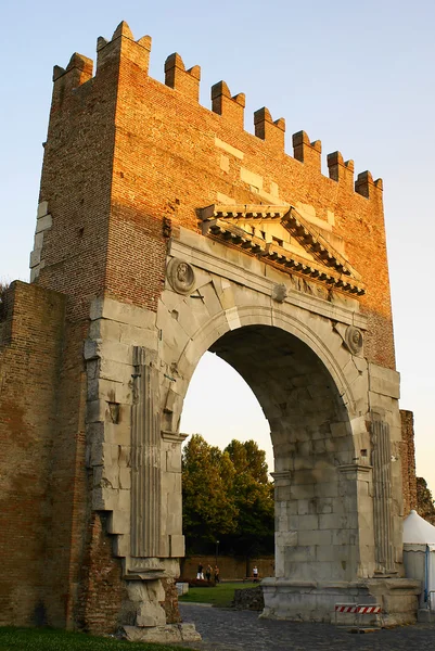 Antigua puerta romana en Rimini — Foto de Stock
