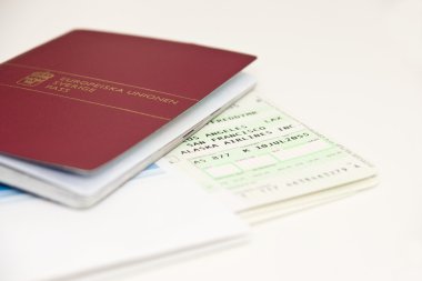 pasaport ve uçak biletleri