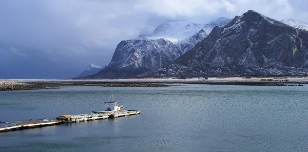 Dağlar ile tekne — Stok fotoğraf
