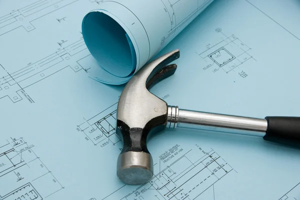 Blueprints and a hammer — Stock Photo, Image