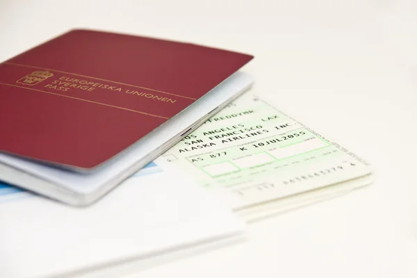 Passaporto e biglietti aerei — Foto Stock