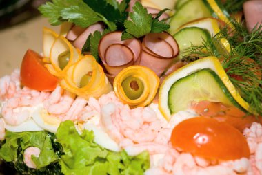 Karides ve jambon (smorgastarta ile İsveçli pasta)