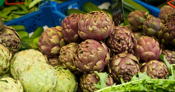 Freshly harvested artichokes on display at the farmers market — Stock Photo, Image