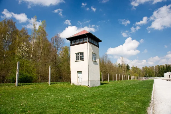 ダッハウ強制収容所の境界上の時計塔 — ストック写真