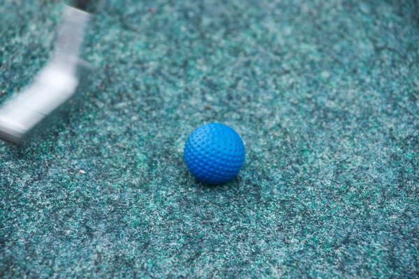 Colocando em uma facilidade de lazer mini golfe — Fotografia de Stock