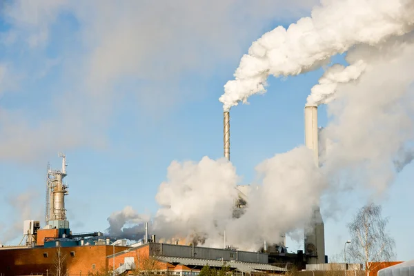 Papierindustrie met rook — Stockfoto